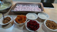 Sesampainya di dapur permen, wisatawan langsung bertemu dengan meja besar berisi aneka bahan pembuat permen. Kali ini permen yang dibuat adalah rocky road (Shafa/detikTravel)