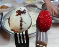 Sebelum membuat permen, peserta diajak membuat stroberi berjas. Caranya mudah hanya dengan dua jenis coklat yaitu coklat putih dan coklat biasa. Jadinya seperti ini. Lucu ya! (Shafa/detikTravel)