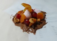 Nah, kini saatnya membuat permen. Mudah sekali membuat rocky road. Alasnya adalah cokelat cair, kemudian campur semua bahan yang diinginkan. Voila, jadilah rocky road! (Shafa/detikTravel)