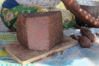 Tidak semua toko oleh-oleh menjual terasi khas Lombok. Kalau ingin puas belanja terasi, bisa ke tradisional. Salah satu pasar yang menjual terasi adalah Pasar Kamis di Desa Sukarara, Lombok Tengah. Datanglah ke pasar itu pada hari Kamis karena memang hanya buka pada hari tersebut (Kurnia/detikTravel)