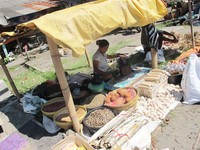 Pasar Kamis letaknya di dekat Toko Patuh yang menjual berbagai kain tenun tradisional Lombok. Setiap hari Kamis tiba, daerah di sekitar toko akan ramai dengan pedagang pasar yang membuka kiosnya di kanan dan kiri jalan (Kurnia/detikTravel)