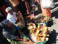 Selain terasi, berbagai kebutuhan sehari-hari dari sayuran hingga pakaian juga tersedia di pasar Desa Sukarara ini. Jika merasa lapar ketika belanja, Anda bisa membeli ayam bakar yang dijual di pasar (Kurnia/detikTravel)