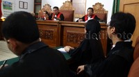 Hakim ketua Made Sutrisna memutuskan untuk menunda sidang tuntutan tersebut.