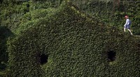 Para wisatawan asing dan domestik mengunjungi desa ini. REUTERS/Damir Sagolj.