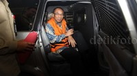 Jero tiba di gedung KPK pada pukul 12.45 WIB dengan memakai rompi orange khas tahanan KPK.