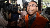 Ketika dimintai keterangan oleh awak media dia hanya tersenyum sambil melambaikan tangan.