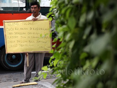 Kakek Meminta Bantuan Demi Sekolah Sang Cucu