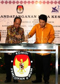     Penandatanganan kerjasama dilakukan oleh Menristek Dikti M Nasir (kiri) dan Ketua KPU Husni Kamil Manik (kanan) di kantor KPU, Jl Imam Bonjol, Jakpus, Kamis (30/7/2015). Pool/Lamhot Aritonang/detikFoto.