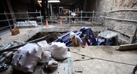 Pengerjaan lebih banyak dilakukan di ruangan bawah tanah stasiun ini. Terlihat alat berat berukuran kecil melakukan penggalian untuk membentuk peron untuk kereta MRT.