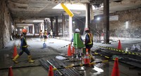 Meski lokasinya sekitar 8 meter di bawah tanah, tak terlihat ada rembesan air dari dinding di lantai concourse stasiun ini. Air yang ada di lantai stasiun ini merupakan air yang sengaja disiramkan ke beton lantai agar tak retak.