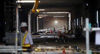 Di lantai satu (lantai concourse) terlihat puluhan pekerja sedang meratakan cor-coran.