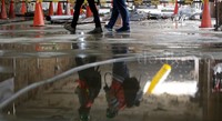 Dua pekerja melintas di lokasi proyek stasiun bawah tanah MRT di Senayan.