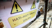 Seorang pekerja beraktivitas merampungkan pembangunan stasiun bawah tanah MRT di Senayan.