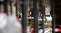 Sejumlah pekerja sedang meratakan cor-coran.