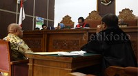 Pieter mendengarkan vonis yang dibacakan ketua majelis hakim Pudji Tri Rahadi.