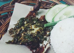 Bebek Boss: Gurihnya Bebek Goreng Bercampur Sambal Ijo yang Pedas Berminyak!