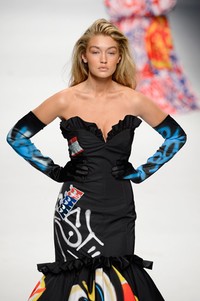 Model seksi asal Amerika Serikat Gigi Hadid menjadi yang pertama kali mencoba gaun rancangan Moschino itu di Milan Fashion Week pada Februari lalu. Pietro D'Aprano/Getty Images/detikFoto.