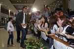 Annyeong Haseo! Tom Cruise Diserbu Fans di Korea