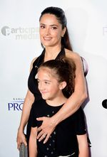 Like Mother Like Daughter, Gaya Kompak Salma Hayek dan Putrinya
