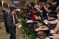 Ia menyapa penggemarnya dengan memberikan tanda tangan. Chung Sung-Jun/Getty Images/detikFoto.