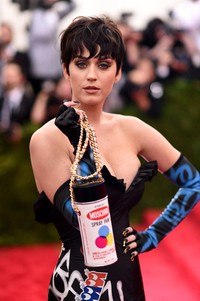 Sedangkan Katy Perry baru kenakan dress dari Moschino itu di acara Met Gala 2015 pada Mei lalu di New York, Amerika Serikat. Dimitrios Kambouris/Getty Images/detikFoto.