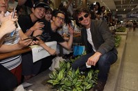 Tampil kasual, mantan suami dari Katie Holmes itu ajak fans berfoto bersama. Chung Sung-Jun/Getty Images/detikFoto.