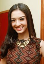 Raline Shah Cantik dengan Dress Tenun