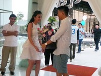 Aww, Glenn memberikan sebuket bunga untuk Chelsea.