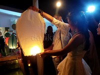 Pada malam harinya, mereka juga menerbangkan lampion.