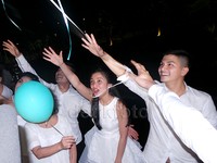 Chelsea juga merayakan ulang tahunnya dengan melepas balon-balon yang berwarna biru-putih.