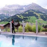 Titi tampak sangat menikmati liburannya di Swiss. (Instagram/titi_kamall)