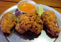 Ayam yang dibumbui dengan buttered jerk ini memiliki tekstur yang renyah dan semakin nikmat saat dicocol dengan thousand island sauce yang manis, gurih dan sedikit creamy.