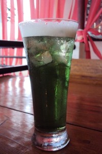 Puas menyantap makanan pedas dan gurih, Anda dapat memesan Hulk Sweet. Paduan rasa sirup apel yang manis sedikit asam sangat segar.