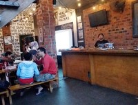 Tempat yang tidak terlalu besar didominasi oleh cokelat. Dengan jejeran bangku-bangku panjang yang tersusun rapih.