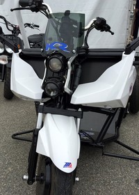 Ini cukup ringan (karena terbuat dari aluminium). Ini memiliki tiga buah roda dengan rem cakram, penggerak roda depan, dan ini menggunakan tenaga listrik yang benar-benar senyap, kata Rainey.
