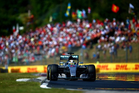 Gaya Mengemudi Hamilton Terlalu Agresif