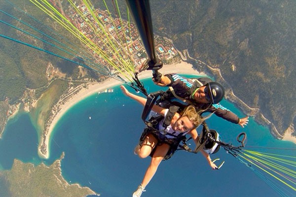 Turis di Turki Naik Paralayang & Selfie di Ketinggian 2.000 Mdpl