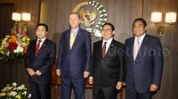 Tampak hadir pula Menteri Perdagangan Rahmat Gobel menemani Erdogan saat tiba di ruang pimpinan DPR.