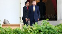 Jokowi dan Erdogan sempat berbincang santai di pelataran belakang Istana Merdeka sebelum melakukan pertemuan bilateral.