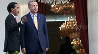 Tidak terdengar apa yang dibicarakan mereka. Keduanya terlibat perbincangan hangat.