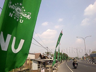 Umbul-umbul NU Hiasi Jalan Raya Mojoagung