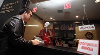    Soleh menyerahkan berkas gugatan ke loket penerimaan permohonan.