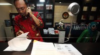 Petugas MK memeriksa berkas gugatan yang didaftarkan puluhan warga Surabaya.