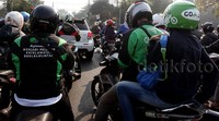 Fenomena Go-Jek yang awalnya mendapat simpati dan diminati, belakangan justru menimbulkan kontroversi bagi tukang ojeg pangkalan.