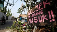 Usaha jasa yang didirikan oleh Nadiem Makarim ini diprotes habis-habisan oleh tukang ojek di daerah Jakarta bahkan di jalan Kebagusan, Jakarta Selatan, Jumat (31/07/2015), terpampang jelas spanduk penolakan yang ditujukan kepada Go-Jek.