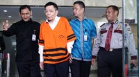 Hengky keluar gedung KPK usai diperiksa.