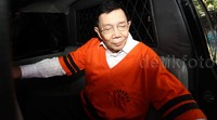 Ia masuk mobil tahanan untuk dibawa kembali ke Rutan Polda Metro Jaya.