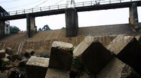 Hanya tampak bebatuan di dasar Bendung Katulampa. Pool/Lamhot Aritonang/detikFoto.