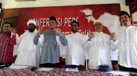 Tim pencari fakta Komite Umat untuk Tolikara (KOMAT) bergandeng tangan sebelum memberikan keterangan hasil-hasil temuan terkait insiden Tolikara.