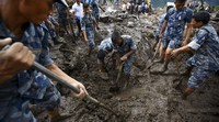 Tim SAR mencari para korban yang terkubur lumpur. REUTERS/Navesh Chitrakar.